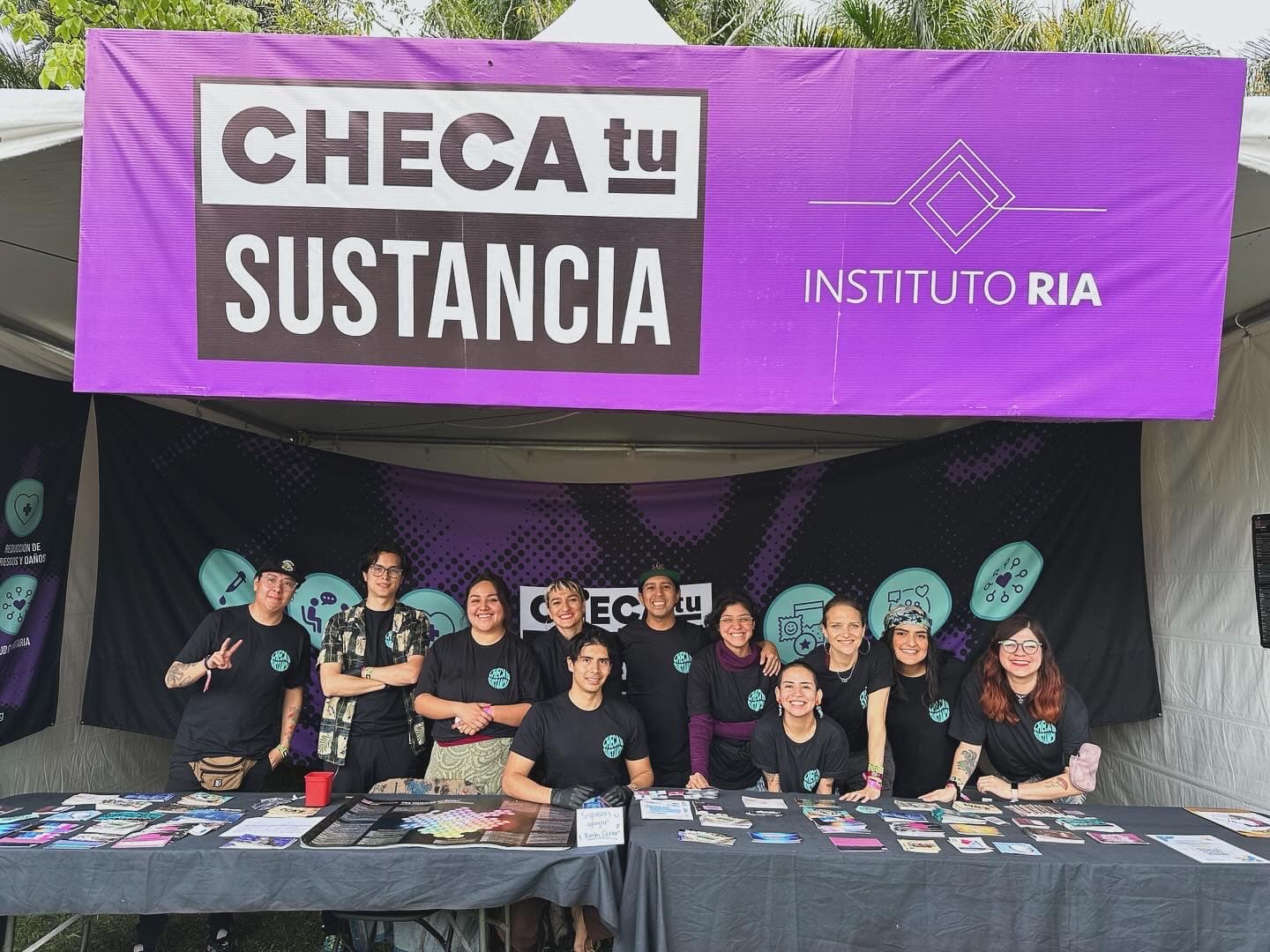 Mesa informativa del proyecto mexicano Checa Tu Sustancia en una fiesta.
