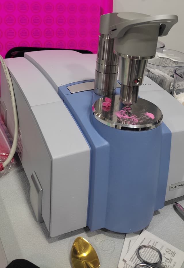 Máquina FTIR analizando una muestra de polvo rosa de tusi.