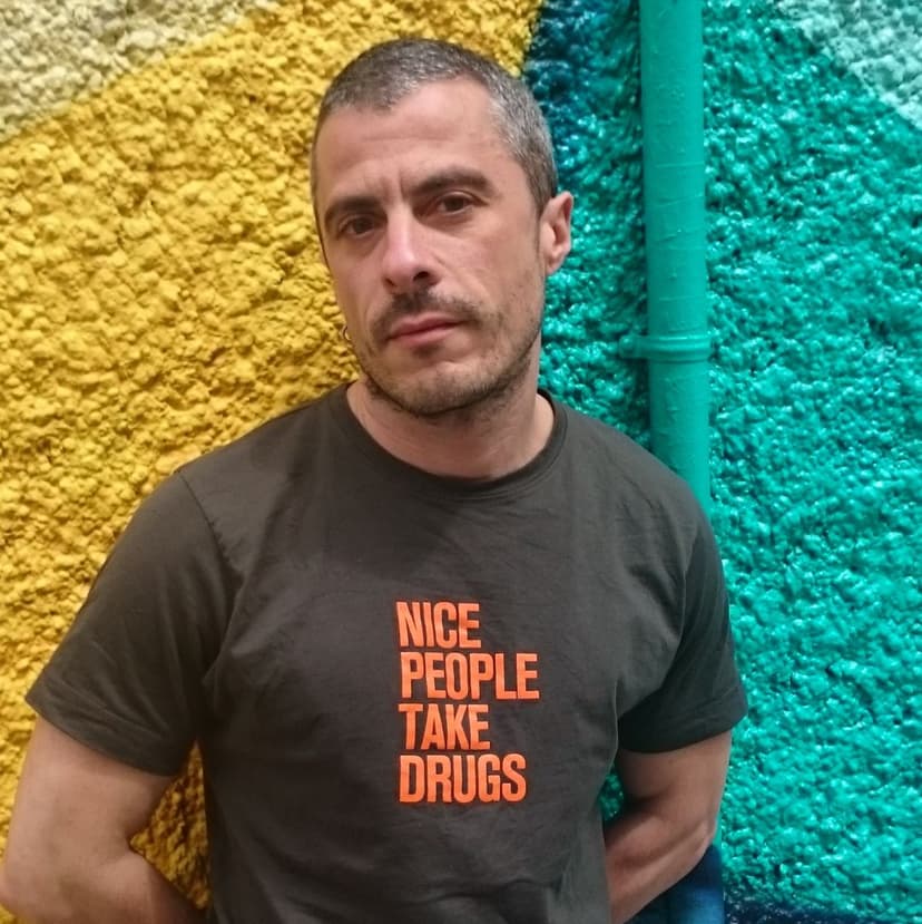 Doctor X con una camiseta que dice 'Nice People Take Drugs'.